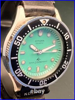 Vintage Citizen Blue Dial Quartz Diver 200M 33mm 2031-204140Y For Parts/Repair