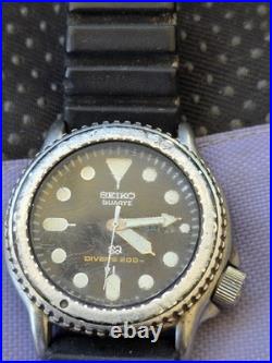 Vintage Seiko Quartz men's diver 200 For Parts Or Repair Non Working Untested J5